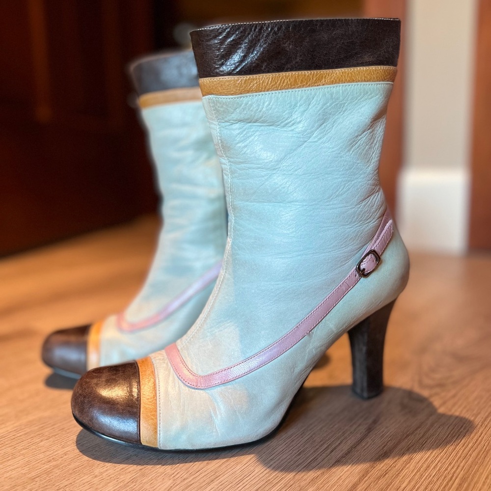 Super fashionable sky blue ankle leather boots.
